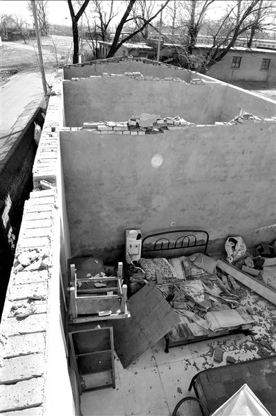 北京遭遇入冬最强大风 数百平米屋顶被掀翻