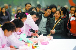 昨日,家政服务技能大赛决赛在观音桥步行街举行。本报记者 何熠 摄