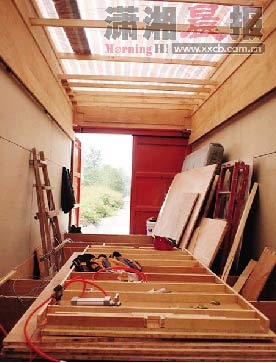 空间太小，核心的问题是如何满足客厅、卧室、厨房、露台、厕所的需求。　