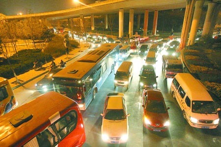 到晚上还很堵，让路怒族怒到没脾气