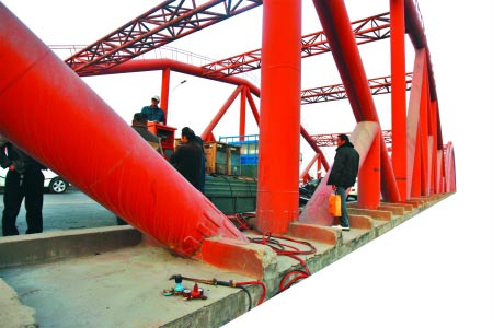 没有了车辆如织，彩虹桥很安静。从发现到封闭再到维修好，用了近30个小时