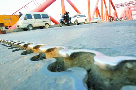 发现：连接缝宽了