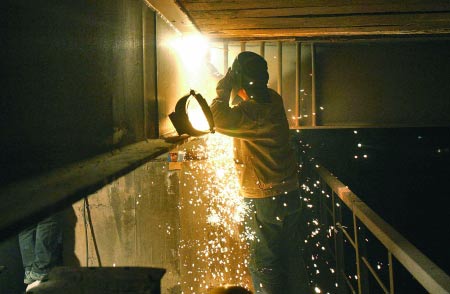 维修:桥下施工忙