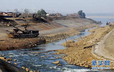 这是12月10日在江西省九江市拍摄的低水位下的长江码头。新华社发（胡国林 摄）