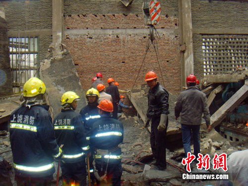 简讯：江西一水泥厂车间发生坍塌 5人被埋压(图)