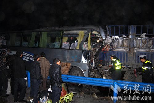 福银高速湖北段发特大交通事故 致4死4伤(图)