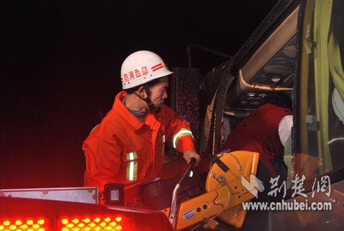 福银高速湖北段发特大交通事故 致4死4伤(图)