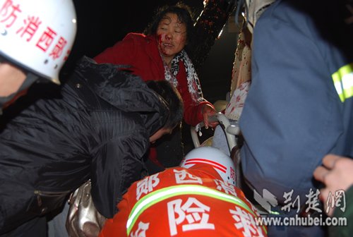 福银高速湖北段发特大交通事故 致4死4伤(图)