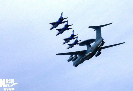 空警-2000预警机编队正在训练 谭超 摄