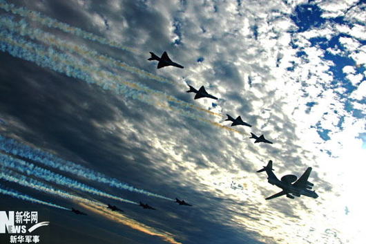 空警-2000预警机编队正在训练 谭超 摄