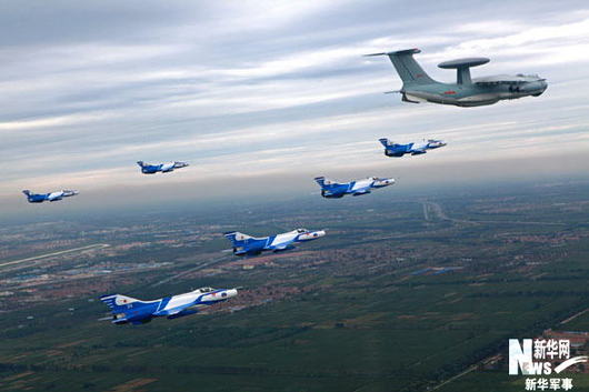 空警-2000预警机编队正在训练 谭超 摄