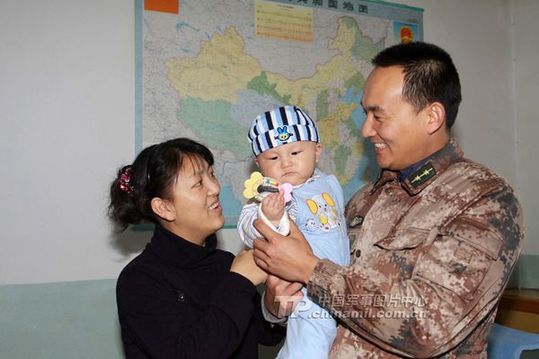 某边防团阿克雀克连指导员赵雪成的妻子窦兰慧带着半岁的儿子，冒雪从驻地塔城市赶到连队，一下车，赵指导员就抢着抱孩子。不料，很少有机会与爸爸见面的儿子却极不情愿地扭过了头。