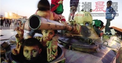 联合国全面制裁卡扎菲 冻结家族资产500亿美元