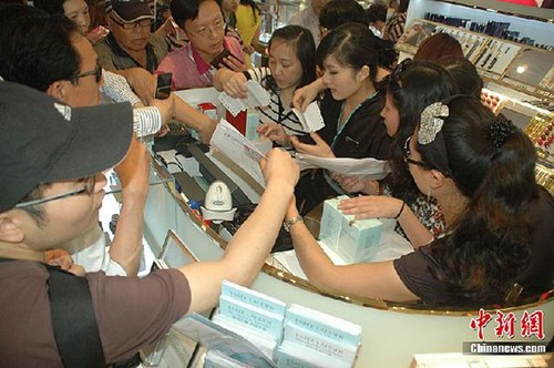 三亚免税店售过期产品惹怒专家调查系工作失误