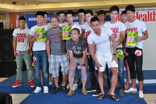 时尚杂志青岛选型男 31岁经理大秀腹肌称王