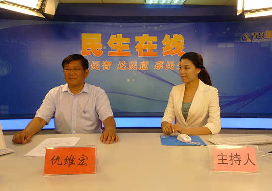 青岛市地震局局长仇维宏(左一)与网民在线交流 (魏超 摄) 青岛市地震局局长仇维宏(左一)与网民在线交流 (魏超 摄)