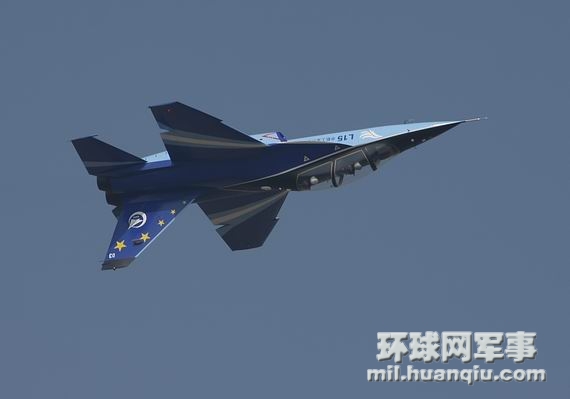 L15“猎鹰”高级教练机在珠海上空做横滚动作