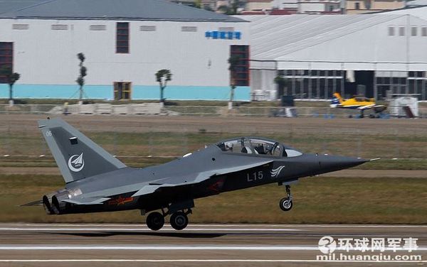 L-15“猎鹰”06号机参加航展