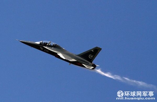 L-15“猎鹰”06号机参加航展