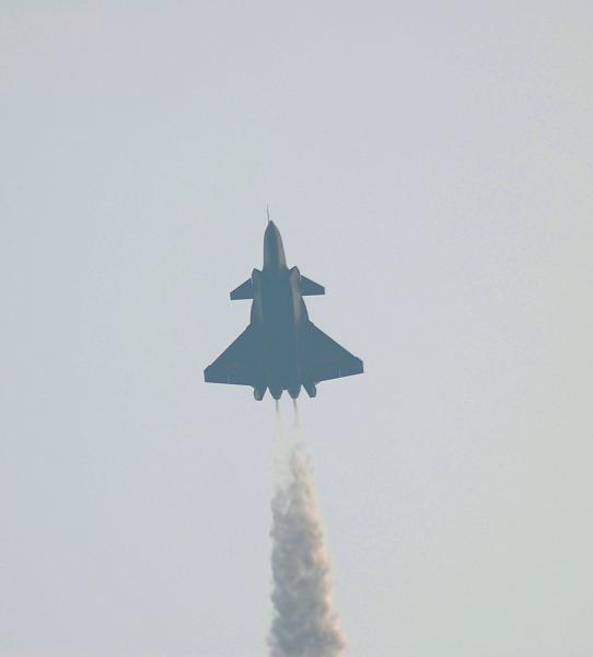 歼-20战机在空中加力飞行