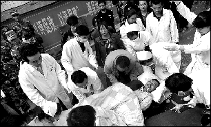 医护人员将伤者转往贵阳治疗。新华社发