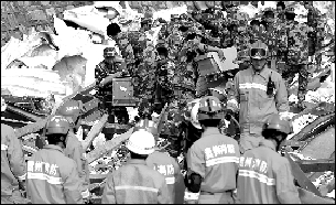 消防官兵正在搜寻现场。 《贵阳晚报》供图