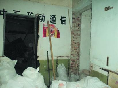 青岛商户野蛮偷砸承重墙死不承认 一锤楼一震