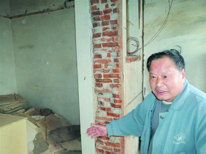 青岛商户野蛮偷砸承重墙死不承认 一锤楼一震