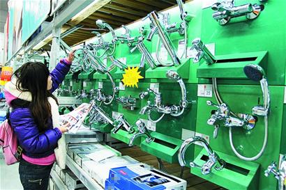 青岛市场劣质水龙头漏水又伤身