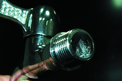 青岛市场劣质水龙头漏水又伤身