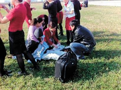 上海飞香港航班起飞滑行时冒烟 乘客急跳滑梯 上海飞香港航班起飞滑行时冒烟 乘客急跳滑梯