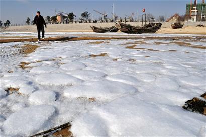 青岛胶南山前海域的海水结冰。