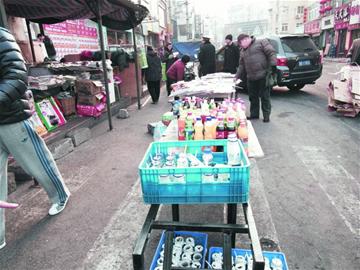 青岛摊主霸路杀鸡血水横流 现场开膛破肚腥臭难闻