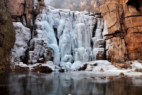 青岛北九水现冰瀑奇观 冰清玉洁似世外仙境