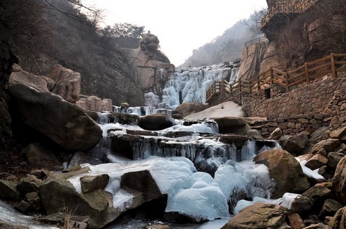 青岛北九水现冰瀑奇观 冰清玉洁似世外仙境