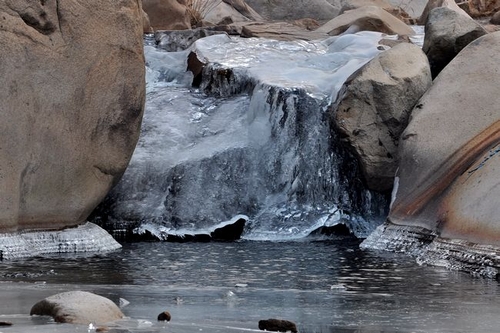 青岛北九水现冰瀑奇观 冰清玉洁似世外仙境