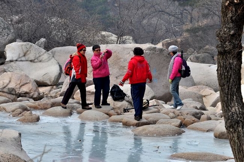 青岛北九水现冰瀑奇观 冰清玉洁似世外仙境