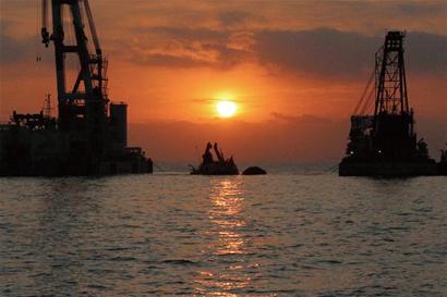 千吨级货轮东方日出终见日出 海底沉睡2月