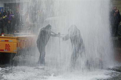 青岛十字路口突现喷泉似巨大水幕 50吨水白白流失