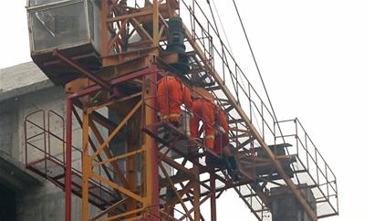 青岛塔吊讨薪上演夫唱妇随 20米高空双腿悬空