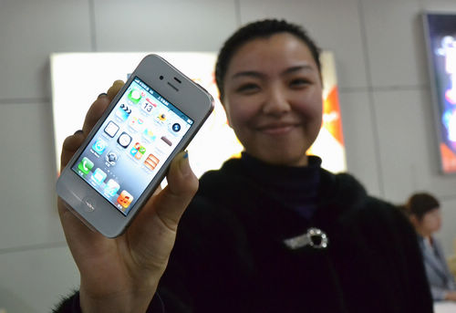 iphone4s开售，青岛iphone4s真机实拍，销售员介绍iphone4s套餐及办理方法