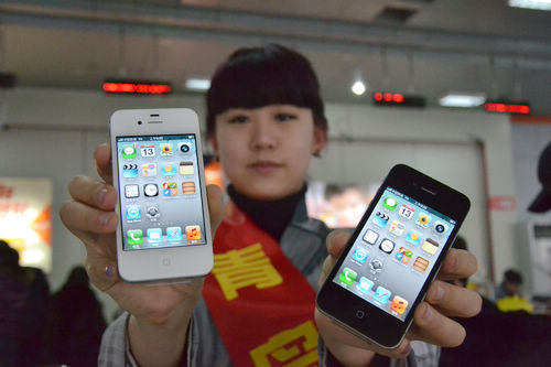 iphone4s黑白版同时开售，青岛iphone4s真机实拍，销售员介绍iphone4s套餐及办理方法
