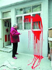 缺德黑手半夜泼红漆连砸3次窗 只因丢垃圾受阻