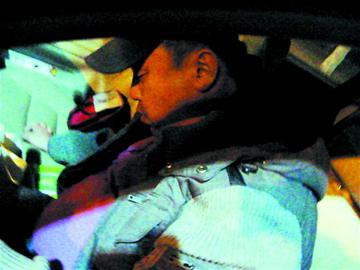 青岛酒司机路口等信号竟睡着 被叫醒时以为到家