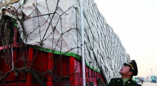 大货司机对稽查恨之入骨 冷眼12次敬礼才开窗