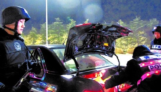 青岛隧道治安检查遇卖萌醉汉 大喊警察叔叔求挨揍