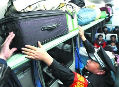 青岛反扒员叹车上拥挤抓贼难 过度敏感错认成逃犯