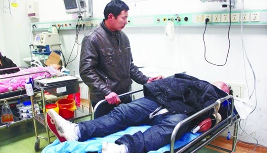 讨薪未果包工头吞安眠药 公司坚称工资没少给