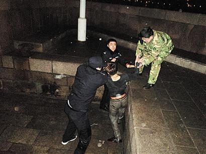 青岛失恋男大闹栈桥被风吹入海 自行爬出破口大骂