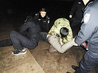 青岛失恋男大闹栈桥被风吹入海 自行爬出破口大骂